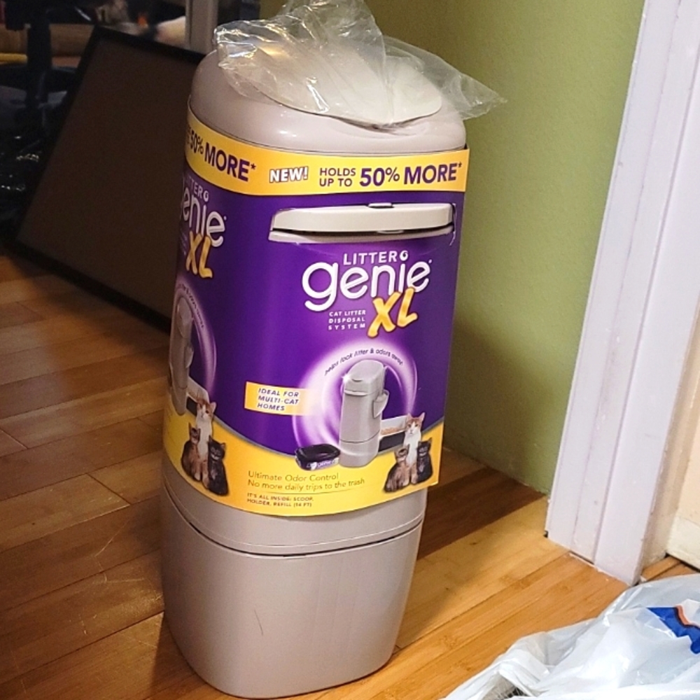 Litter Genie cat litter disposal system EXCLUDES refill.